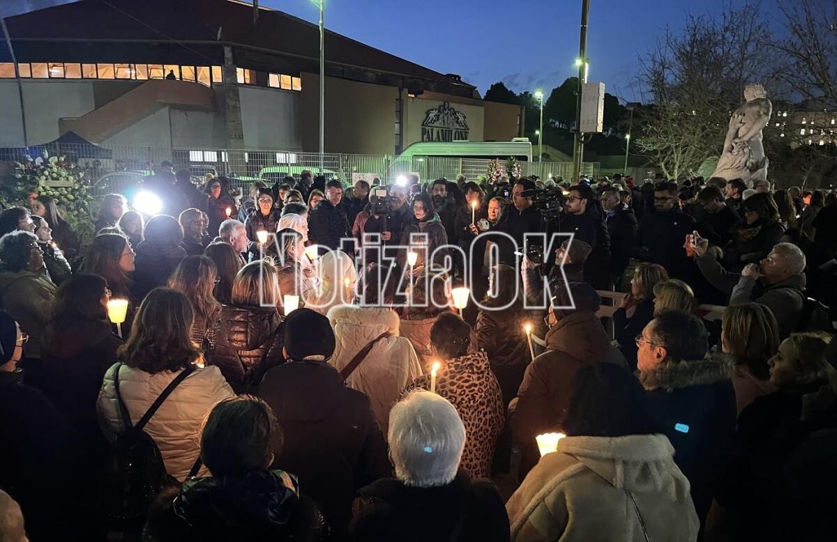 Crotone - Tante candele davanti al PalaMilone "per l'umanità che sembra spenta" - 