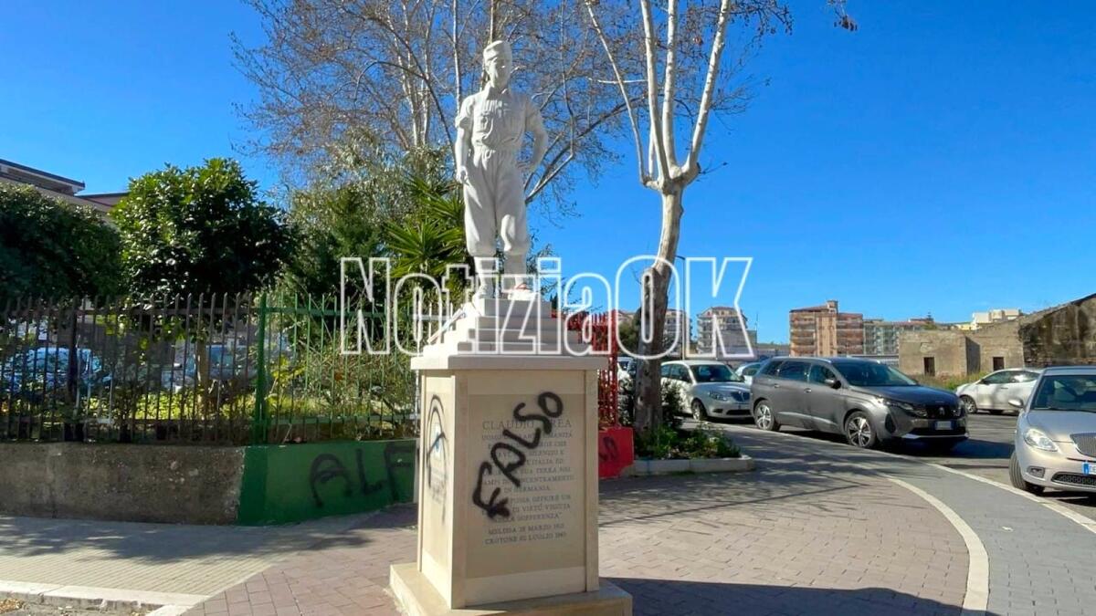 L'onda anarchica arriva a Crotone: deturpato il monumento a Crea (FOTO) - 