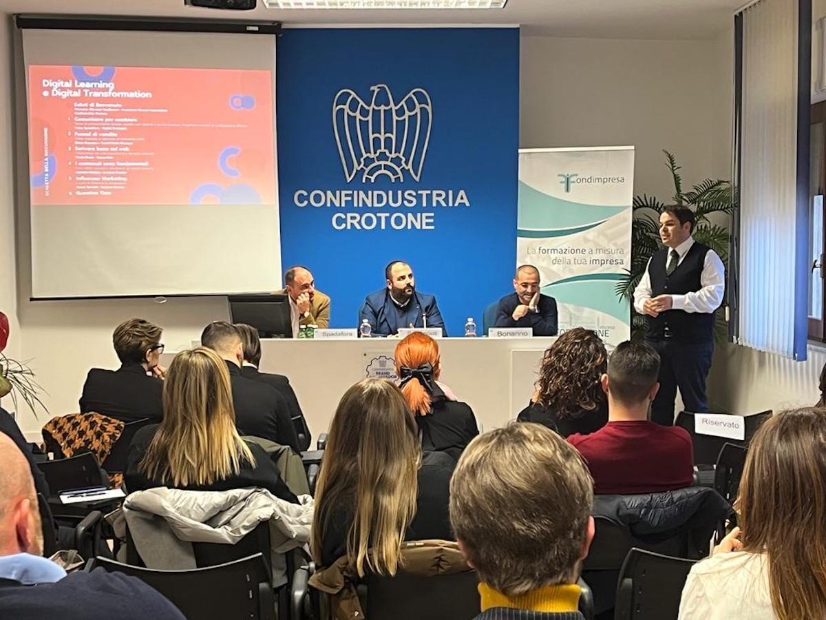 Crotone - I giovani imprenditori fanno squadra: incontro sulla comunicazione digitale - 