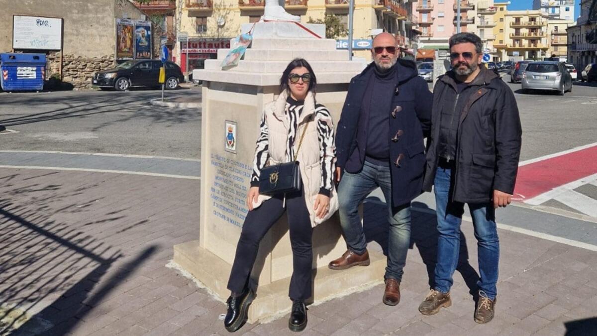 Crotone, ripulita da Fratelli d'Italia la statua deturpata dedicata a Crea - 
