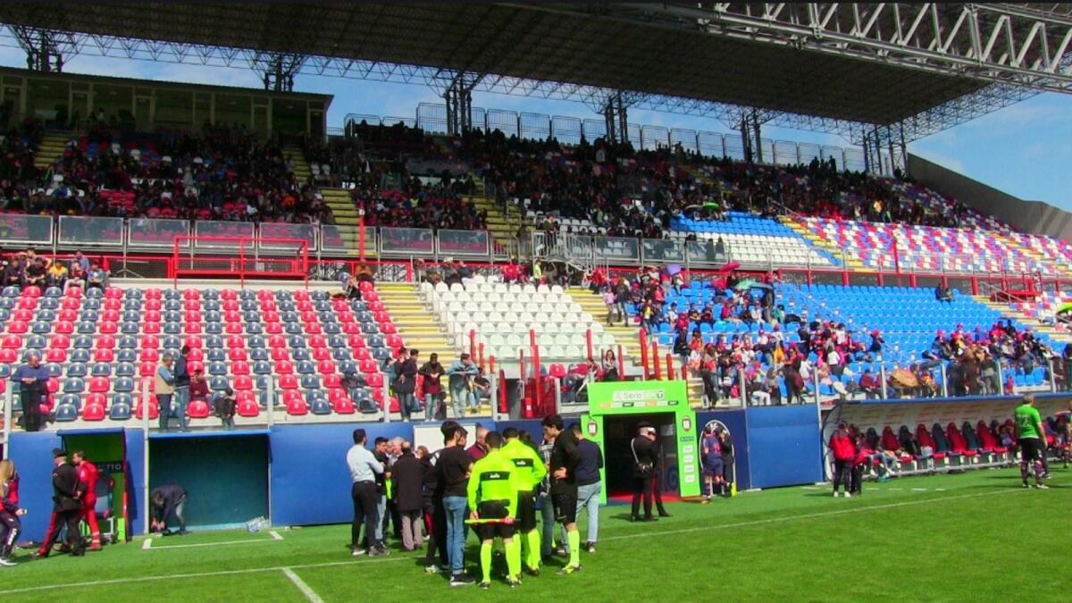 Crotone - La solidarietà scende in campo all'Ezio Scida - 