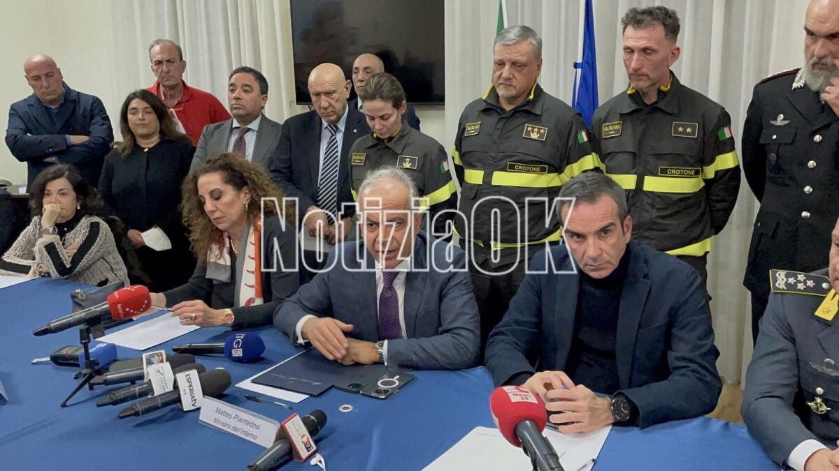 Crotone, il Ministro dell’Interno: “La Calabria assiste a questi eventi con compostezza e dignità” - 
