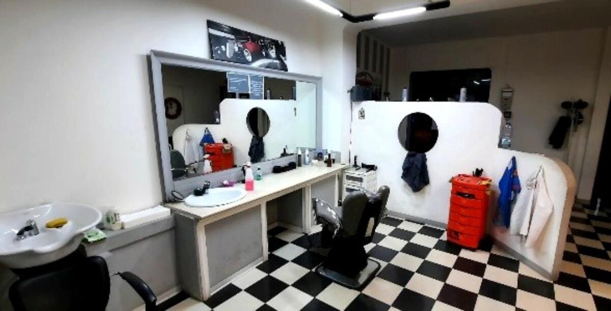 Isola di Capo Rizzuto, controlli dei Carabinieri: chiuse una barberia e un'officina - 