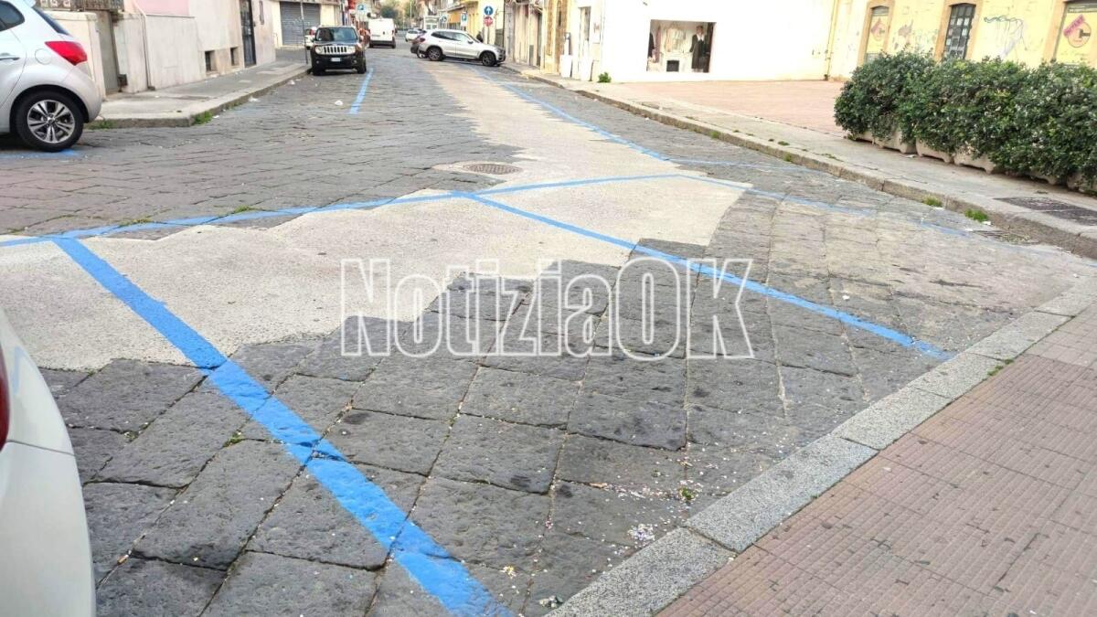Crotone, dopo il danno anche la beffa: basole scomparse ma ci sono le strisce blu - 