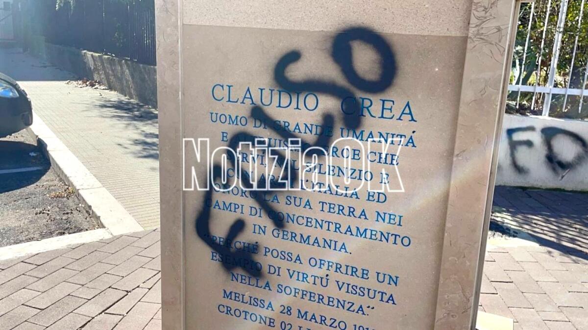 Crotone - Imbrattata la statua di Claudio Crea, il sindaco: "L'aggiusteremo" - 
