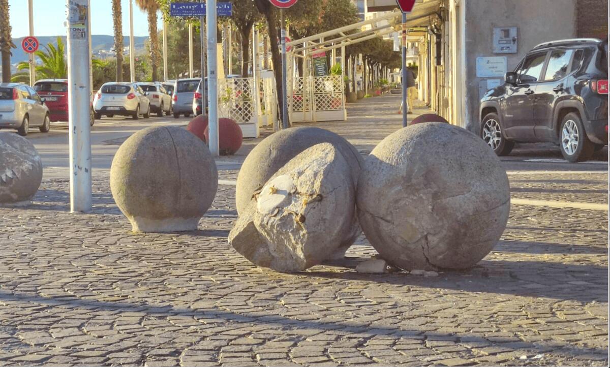 Crotone - Quartieri: "palle frantumate", una metafora della vita - 