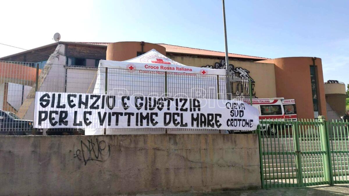 Serie C | Naufragio di migranti, Curva Sud Crotone: "Silenzio e giustizia per le vittime del mare" - 