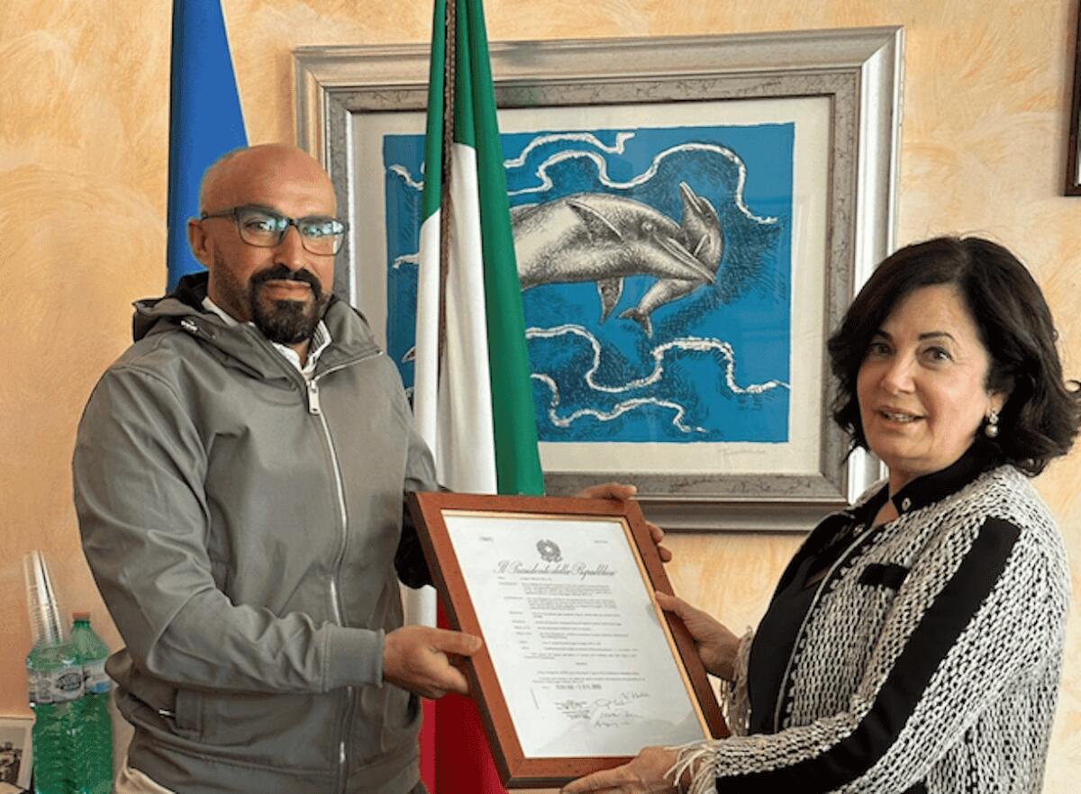Crotone - Mustapha stringe tra le mani la cittadinanza italiana - Prefetto Maria Carolina Ippolito - Mustapha El Aoudi