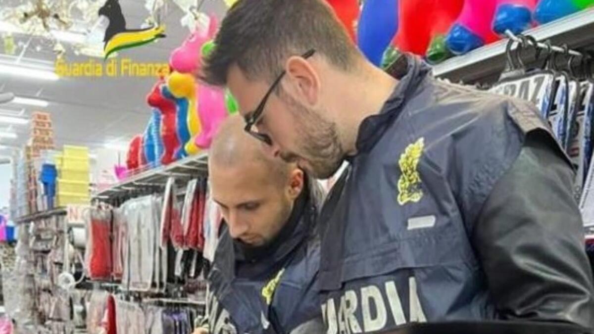 Crotone - Sequestrati prodotti di Carnevale contraffatti - 