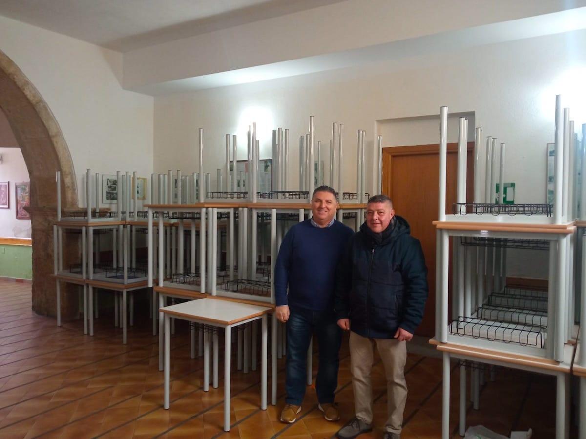 Isola di Capo Rizzuto investe sulla scuola: consegnati 97 nuovi banchi - Isola C.R. - Consegna banchi scolastici