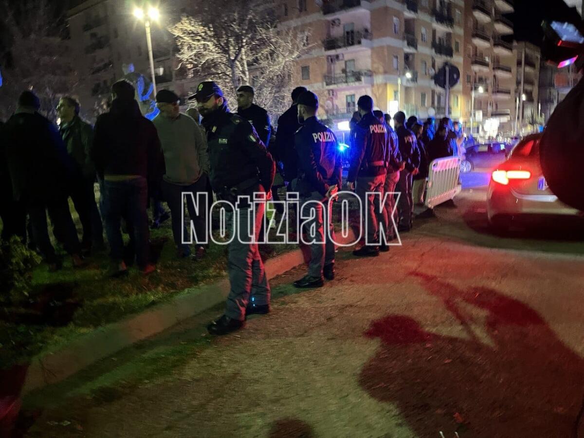 Crotone, quasi sessanta morti: cittadini al PalaMilone per un omaggio alle vittime - 