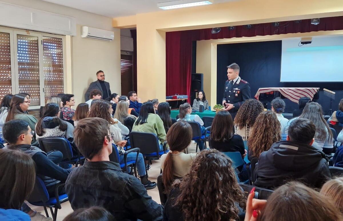 Crotone - Gli studenti del Gravina a lezione di legalità con la Compagnia dei Carabinieri - 