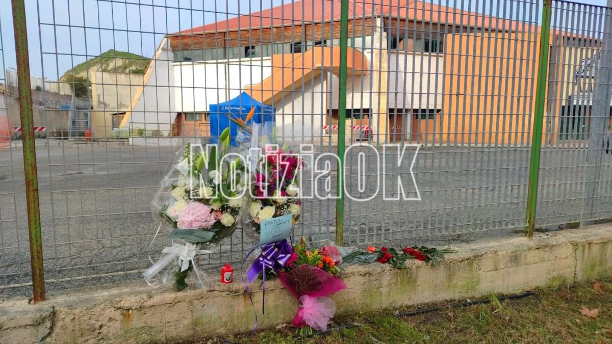 Crotone, i cittadini rendono omaggio alle vittime del naufragio: oggi lutto in tutta la provincia - 