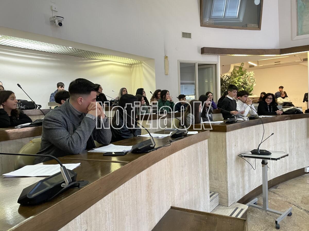 Crotone - Dai ragazzi, ragazze, bambini e bambine una lezione per i più grandi - 