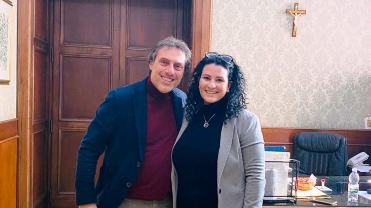 Volley - Arbitro penalizzato per il peso, Martina Scavelli: «Egonu, tu sei nera e io grassa» - Il sindaco di Catanzaro Nicola Fiorita con la  concittadina Martina Scavelli