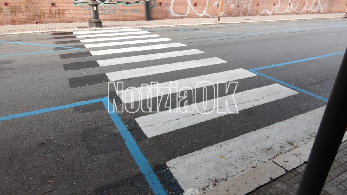 Crotone, strisce blu: dal ridicolo al grottesco, i social non perdonano - 