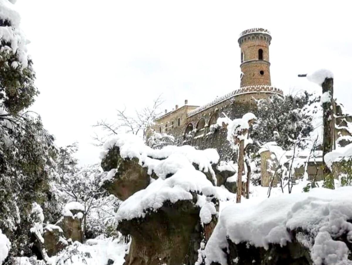 Caccuri si tinge di bianco: ritorna la neve, scuole chiuse nel territorio - 