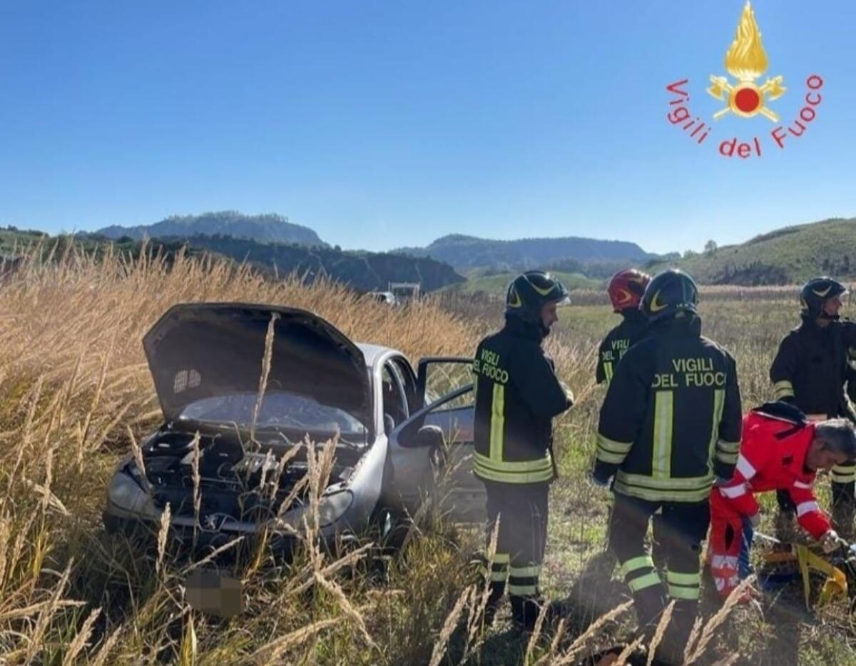 Belvedere Spinello, incidente stradale sulla SP 30: autovettura finisce fuori strada - 