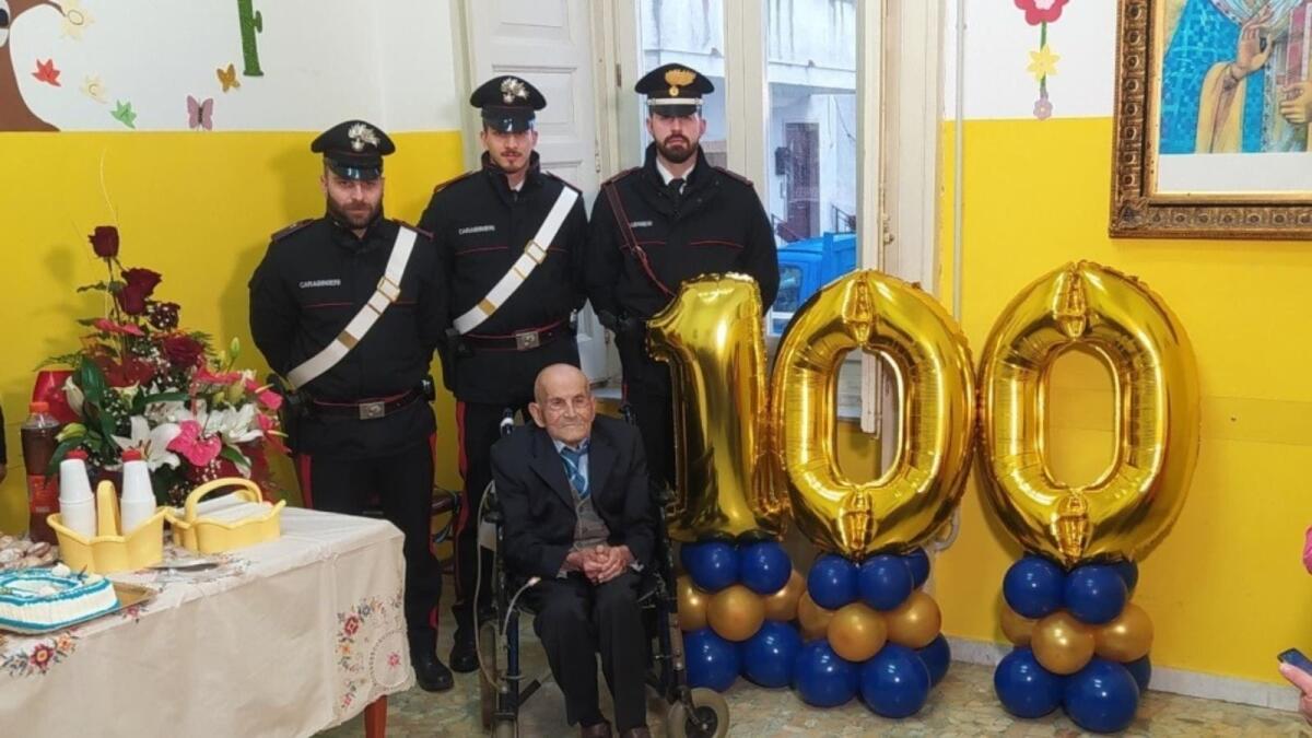 Strongoli (KR) - Il centenario nonno Tommaso Alberto festeggiato dall'Arma dei Carabinieri - 