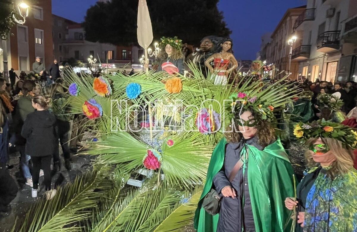 Crotone - La Carnival Parade ha inaugurato i giorni di vela e festa in città - 