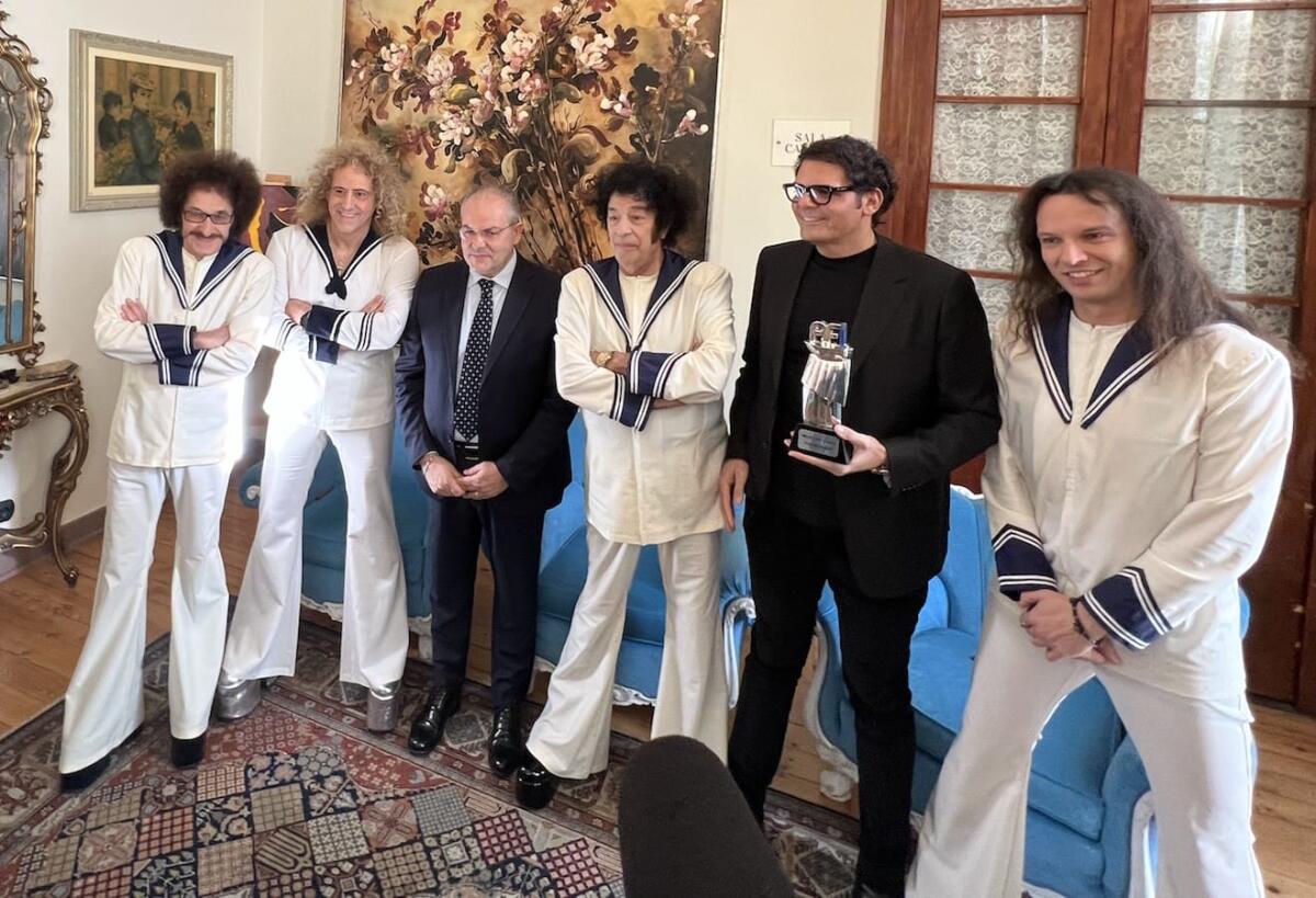 #Sanremo23 - Michele Affidato realizza i Premi Afi per i "Big" del Festival - Michele Affidato con I Cugini di Campagna