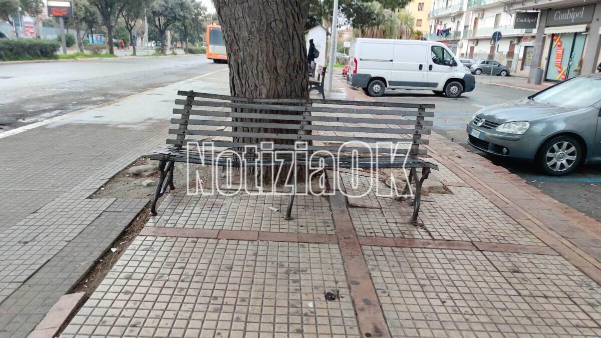 Crotone - Quartieri: Corso Mazzini, dove  le panchine...ondeggiano - 