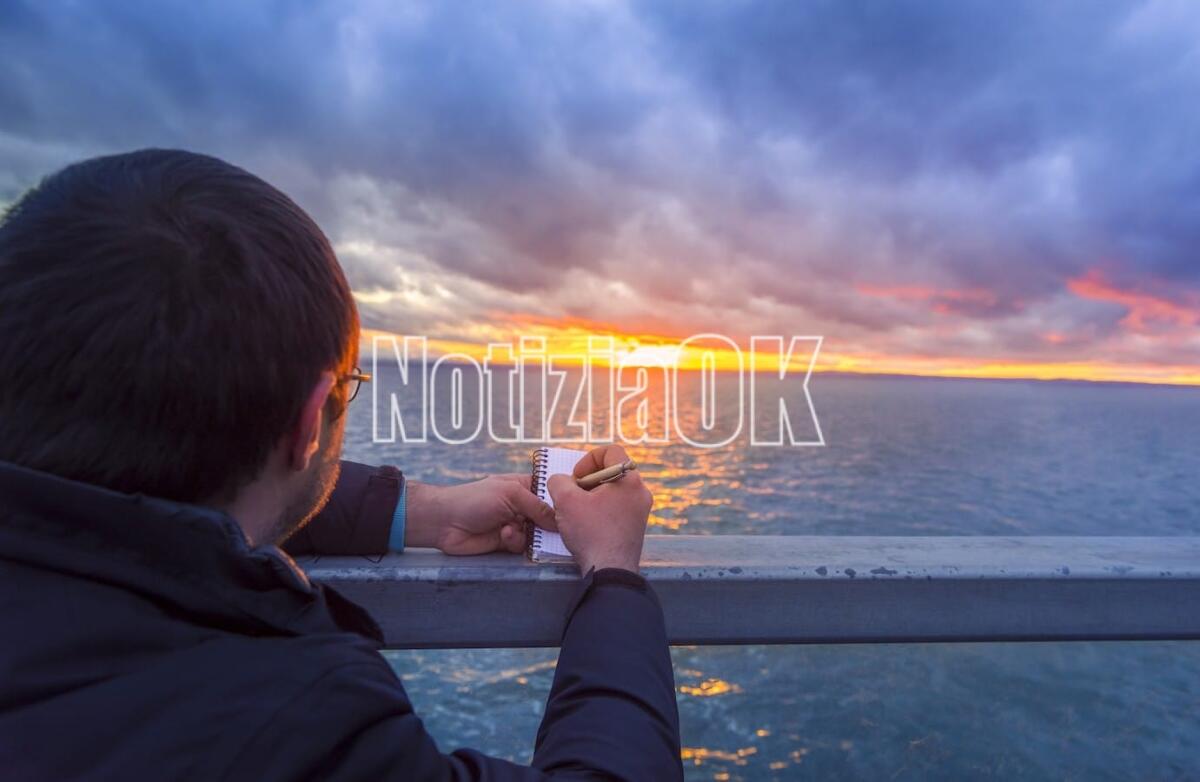 Torna il Premio letterario dedicato alla memoria della giovane Annalisa Ienopoli - Persone-Scrittore-Scrittura-Mano-che-scrive-Tramonto-iss_15215_00444-Ingram.jpg