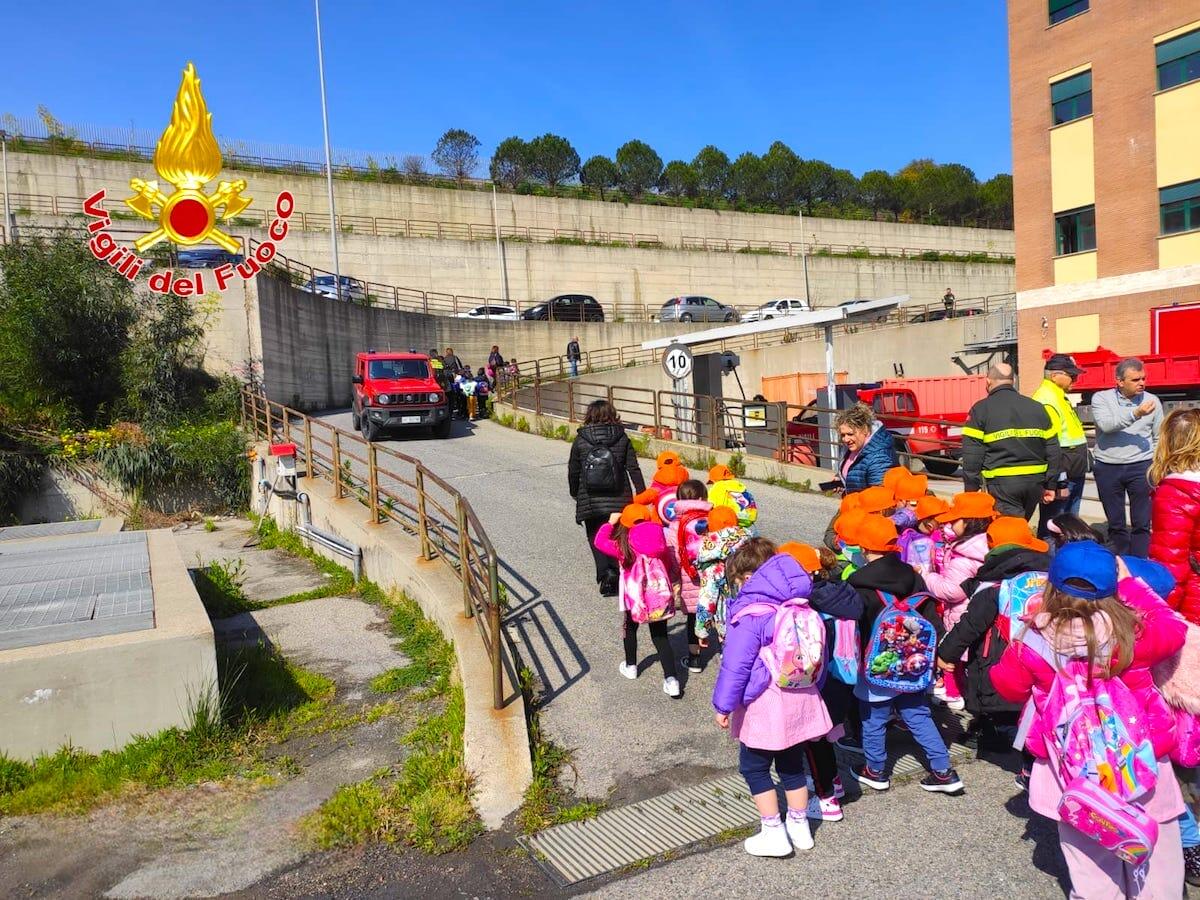 Crotone - I piccoli "Vigili del fuoco" in visita al Comando Provinciale - 