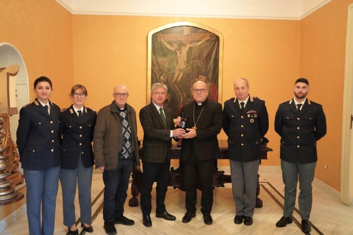 Crotone, il Questore consegna all’Arcivescovo l’olio di Capaci - 