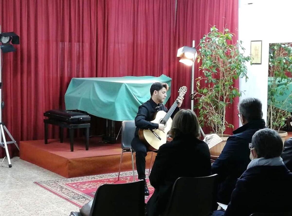 Crotone, il virtuosismo della chitarra di Daniel Dramisino incanta nell'Hera della Magna Grecia - 