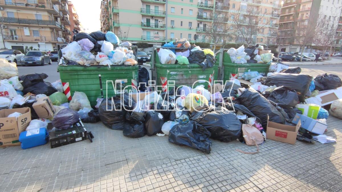 Crotone - Troppi rifiuti davanti al PalaMilone - 