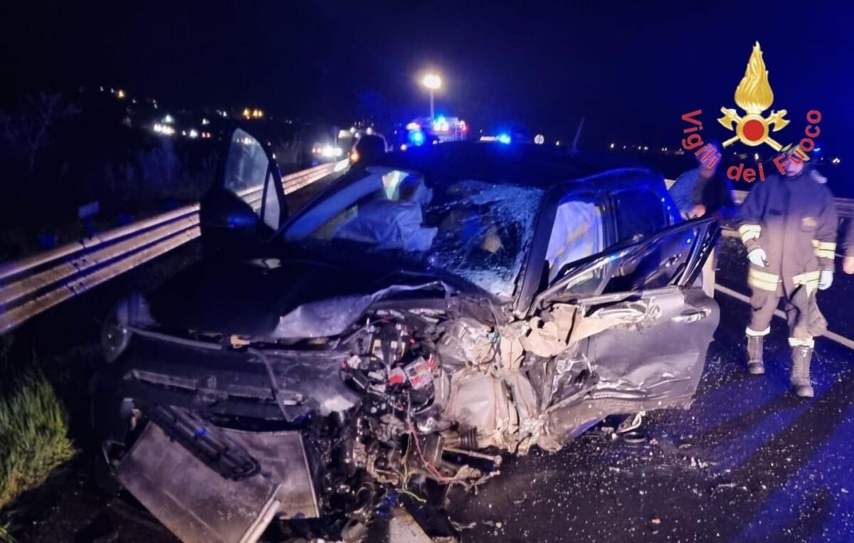 Incidente sulla strada statale 106, strada chiusa al traffico - 