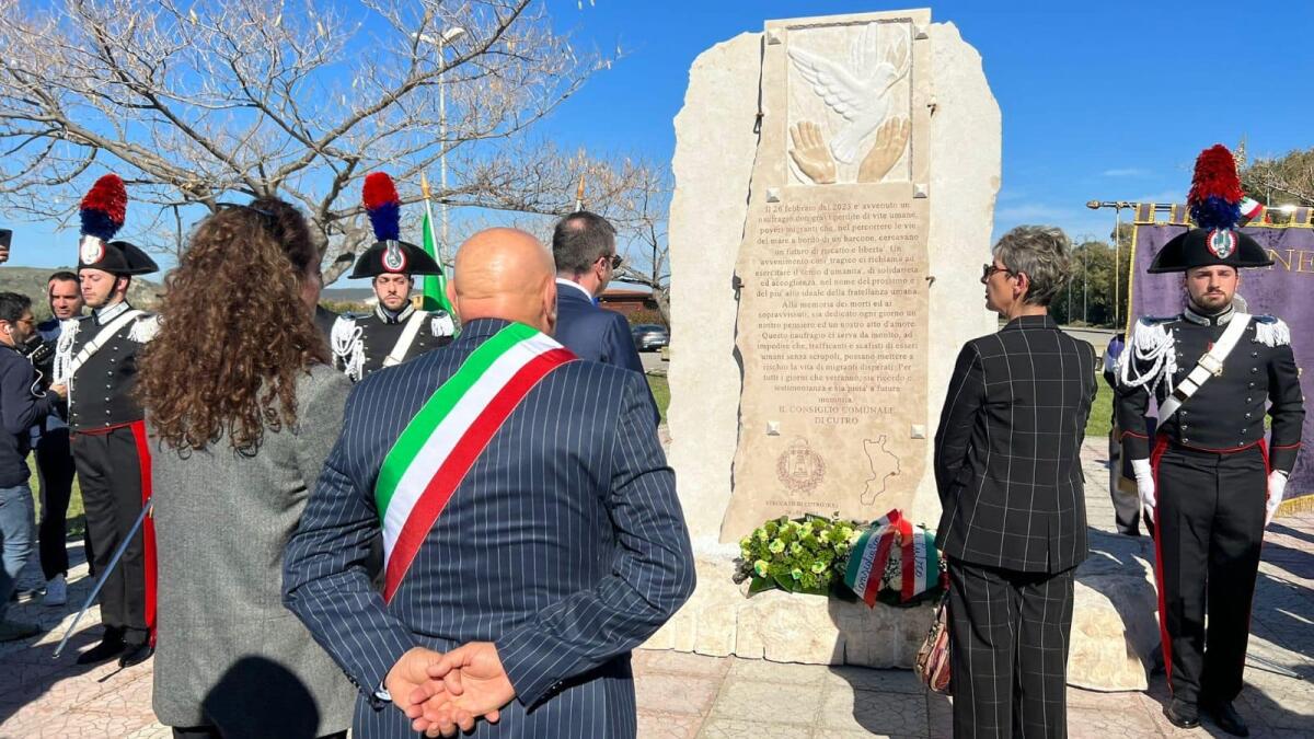 Steccato di Cutro - Inaugurato monumento dedicato alle vittime del naufragio - 