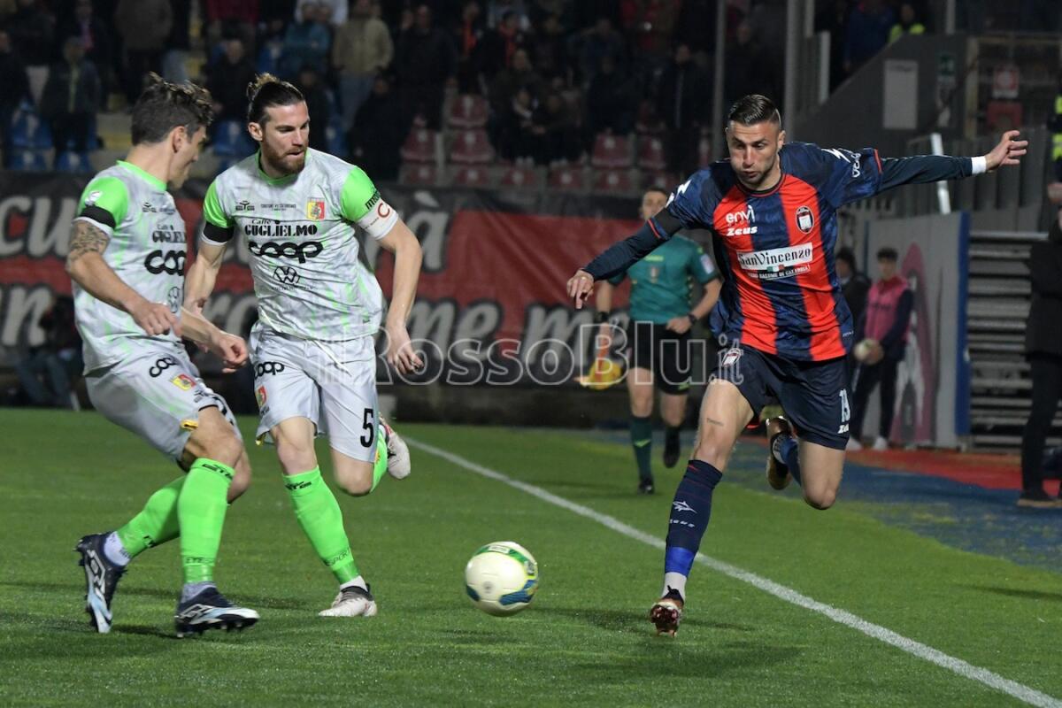 Serie C | Primi verdetti: Catanzaro in B, Crotone secondo - Stadio Ezio Scida
13 Marzo 2023
Lega Pro girone C
Crotone-Catanzaro
In foto: Tribuzzi contrastato da Martinelli e Brighenti