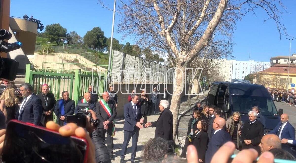 (Video) Crotone - Mattarella arriva al PalaMilone. La gente presente grida: «Giustizia» - 