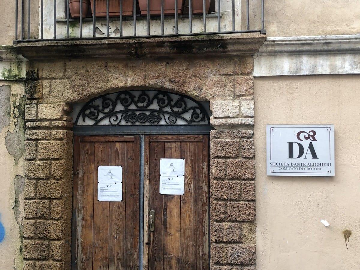 Crotone, il Gak: "Un presidio culturale come la Dante Alighieri non può chiudere" - 