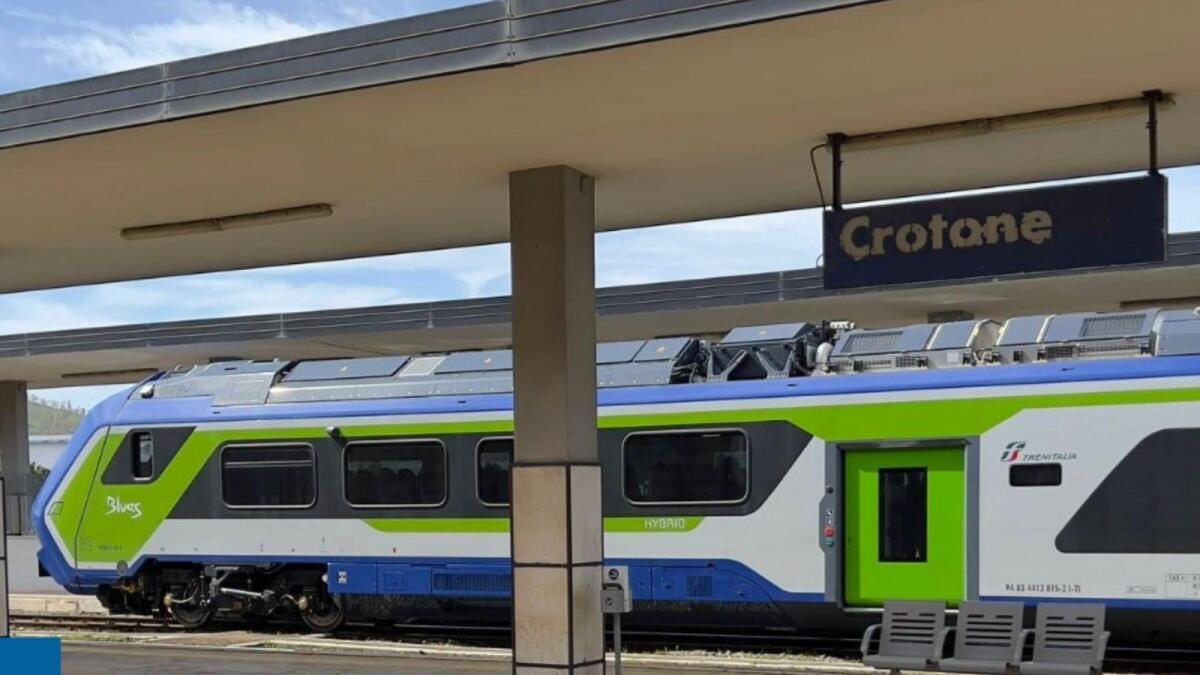 Crotone, si intravede il primo treno Blues in stazione - 