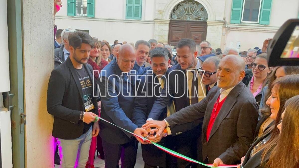 Crotone, successo di pubblico all'inaugurazione della mostra "Rara Avis" di Antonio Affidato - 