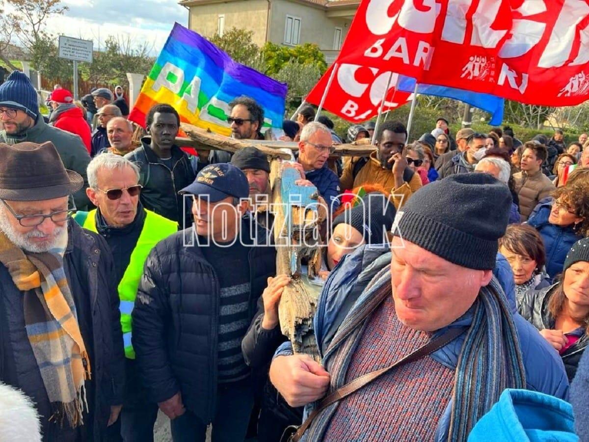 (Foto) In cinquemila sulla spiaggia di Steccato per "fermare la strage di migranti" - 