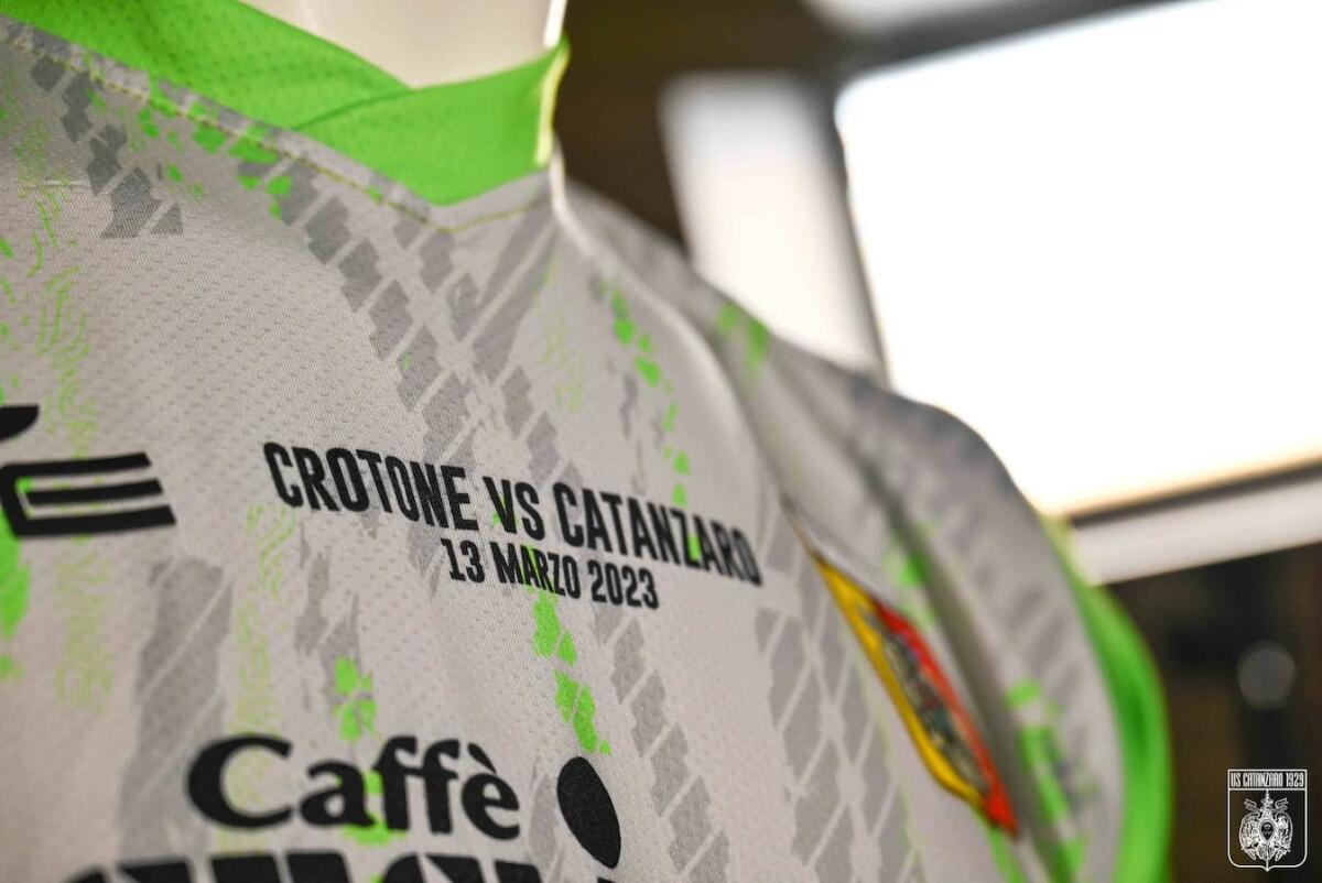 #CrotoneCatanzaro | Giallorossi in campo con una maglia speciale per beneficenza - Foto: UsCatanzaro1929.Com