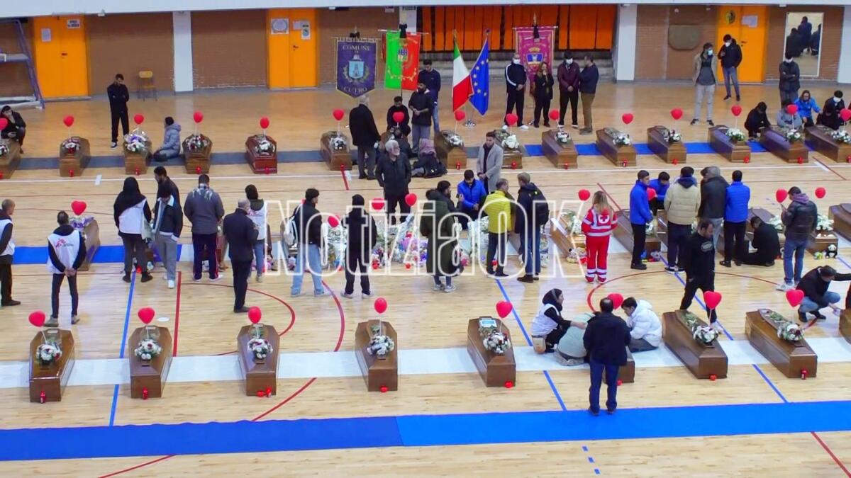 Crotone, oggi l'ultimo saluto dei sopravvissuti ai loro cari - 