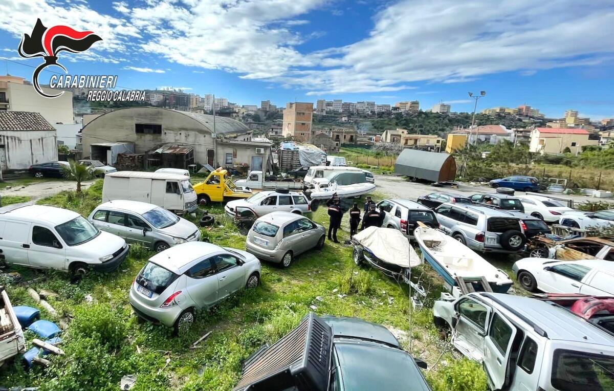 Rinvenute in Calabria 25 carcasse di autovetture abbandonate - 