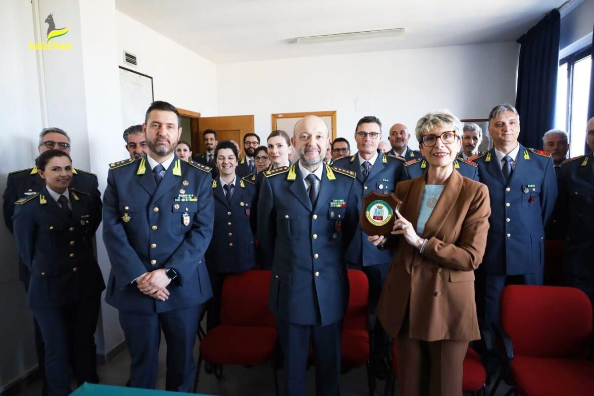 Crotone . Il prefetto Ferraro in visita alla Caserma della Guardia di Finanza - 