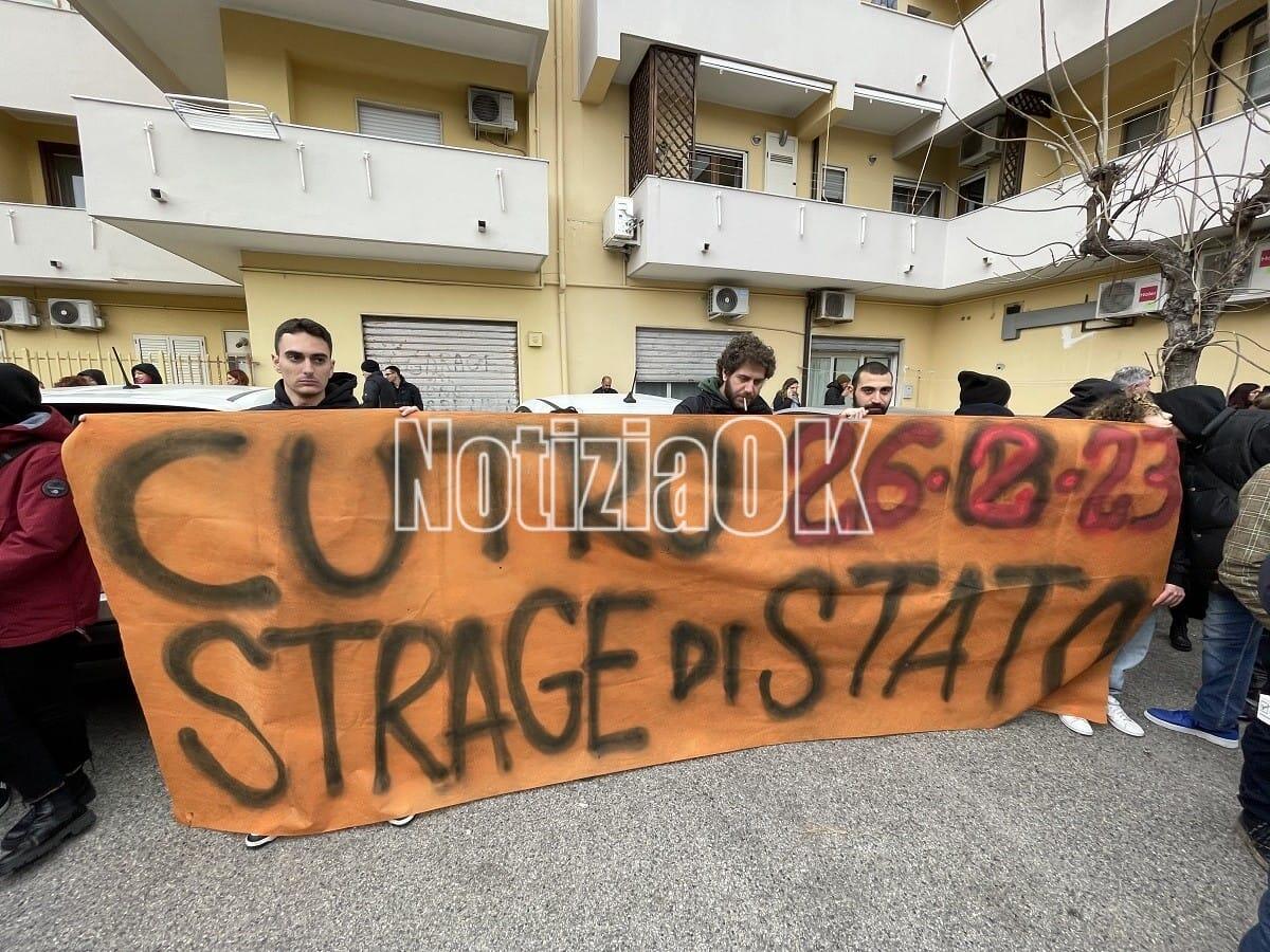 Crotone, sit-in di Rete 26 febbraio davanti la Prefettura: "Basta morti nel Mediterraneo" - 