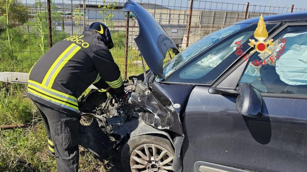 Crotone, incidente sulla Strada Consortile: due auto coinvolte - 
