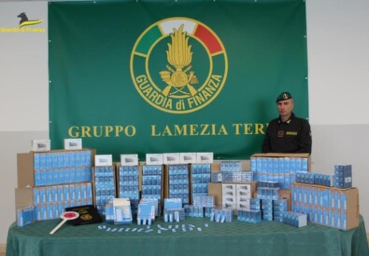 Guardia di Finanza, maxi sequestro di accessori da fumo in Calabria - 