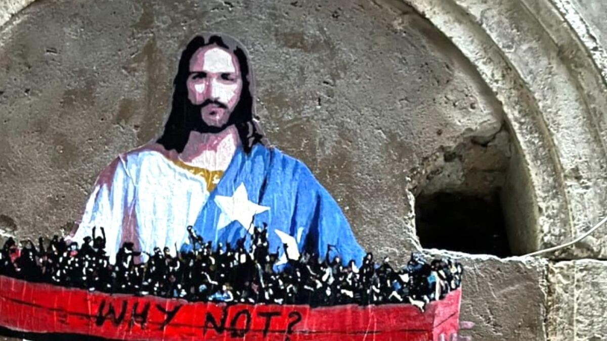 Gesù, l’Europa e il barcone di migranti: è la nuova opera di Harry Greb sul naufragio di Steccato - Foto Dire it