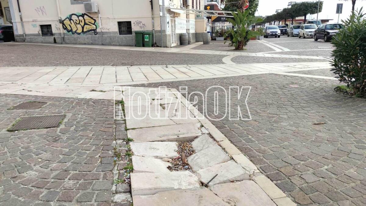 Crotone - Quartieri: sul lungomare la pavimentazione cede sotto ai piedi - 