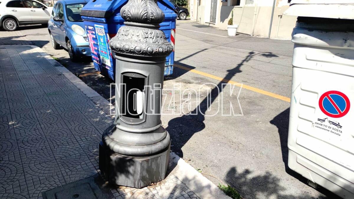 Crotone - Quartieri: in Largo Umberto I un lampione perde i pezzi - 