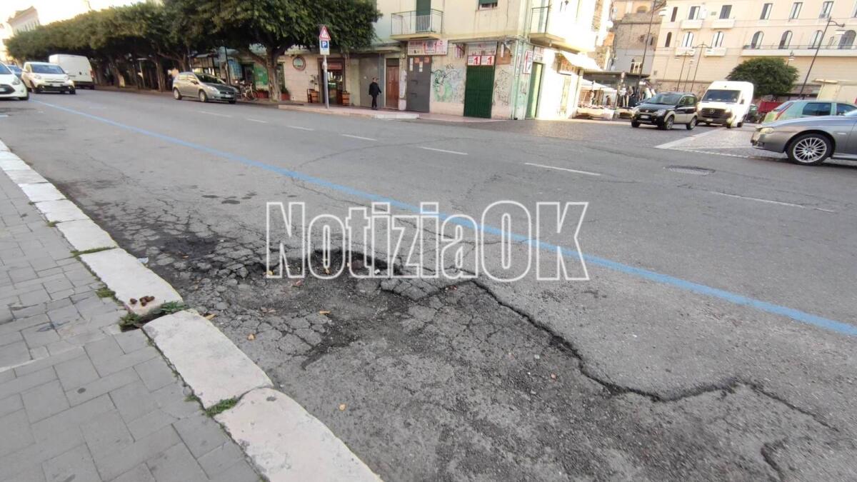 Crotone - Quartieri: in via Nuova Poggioreale ci sono le strisce blu... e le buche - 